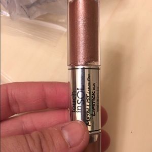 Metallic lipstick